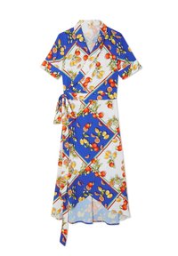 Robe portefeuille à manches courtes caractérisée par un motif floral bleu et blanc de citrons et d'oranges, avec une ceinture à nouer et un ourlet légèrement évasé.