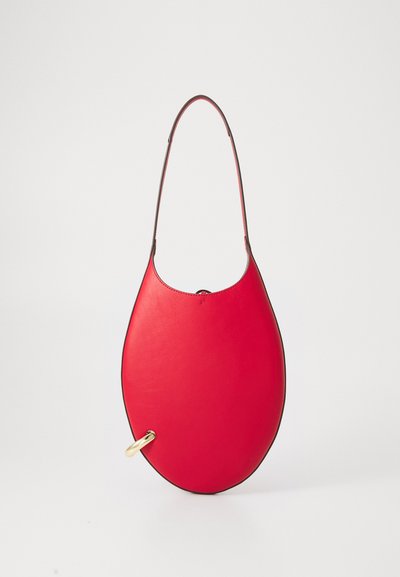 Rote Lederhandtasche mit glatter Textur, ovaler Form und einem einzelnen Schultergurt. Mit einem goldfarbenen Hardware-Detail.