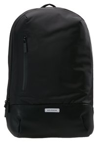 Zaino nero con un esterno in tessuto liscio, forma arrotondata, fondo in gomma, tasca con zip e etichetta logo sulla parte anteriore.