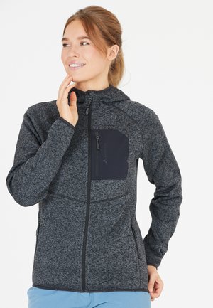 Grå fleecejakke med tekstureret finish, lynlås foran og en marineblå brystlomme. Har hætte og sidelommer med lynlås.