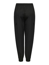 Mustad cargo-püksid, millel on elastne vöökoht, küljetaskud klappidega ja elastsed äärised pahkluude ümber, vaadatuna tagantpoolt.