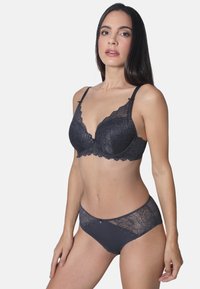 Spitzen-BH und passende Slips in Dunkelgrau. Der BH verfügt über vorgeformte Körbchen und gewellte Kanten; die Slips sind mit Spitzen am Bund verziert.