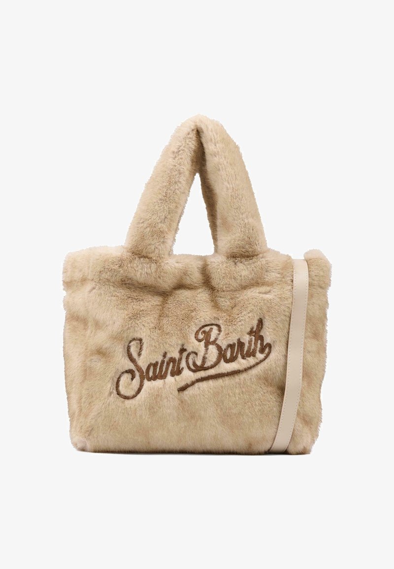 Borsa tote in pelliccia sintetica beige con manici doppi e una tracolla beige. Presenta la scritta ricamata "Saint Barth" in marrone sul davanti.