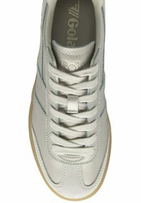 Lichtgrijze sneaker met een gladleren bovenkant, tonale stikken en lichtblauwe accenten. Platte veters en een rubberen zool maken het ontwerp af.