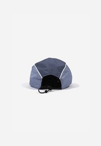Marineblå vanntett caps med rund form, prydet med hvite detaljer, justerbar snorlås og tekstil med struktur.