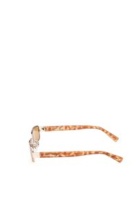 Hnědé, obdélníkové sluneční brýle s průhledným světlohnědým rámem a pažemi se želvovinovým vzorem. Obsahují stříbrné kovové prvky.