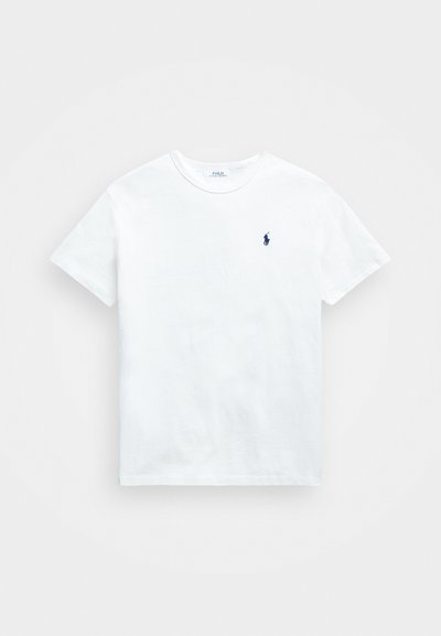 Λευκό βαμβακερό μπλουζάκι με κοντά μανίκια, στρογγυλή λαιμόκοψη και μικρό ναυτικό λογότυπο στην αριστερή πλευρά του στήθους. Λείος υφασμάτινος χαρακτήρας, άνετη εφαρμογή.