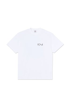 Camiseta blanca de manga corta con pequeño logo de texto negro "POL+R" en el pecho izquierdo, colocada sobre un fondo blanco.