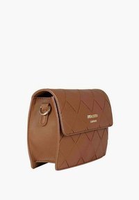 Borsa a tracolla marrone in ecopelle trapuntata con chiusura a pattina magnetica, caratterizzata da un logo in metallo dorato e un dettaglio ad anello laterale.