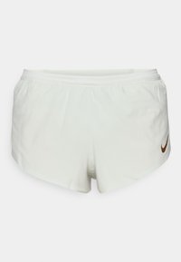 Pantalones cortos verde claro con una cinturilla transpirable, que presenta un logo marrón de Nike en el lado izquierdo. Tejido suave con un diseño de ajuste holgado.