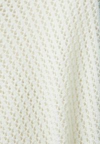 Weißer Strickstoff mit einem Durchbruchtmuster aus Rautenformen, das eine weiche Textur und ein leichtes Design aufweist.