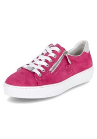 Rosa Wildlederschuh mit weißen Schnürsenkeln, Seitenreißverschluss und weißer Gummisohle. Verfügt über eine strukturierte Oberfläche und ein kleines Logo an der Seite.