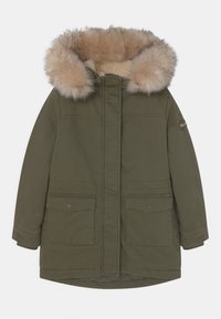 Olivově zelená parka s umělou kožešinou na kapuci, prošívaným vnitřkem, dvěma velkými předními kapsami a zipovým zapínáním. Hladký vnější povrch.