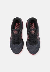 Zapatillas de running Asics en negro y gris oscuro con detalles en rosa, cordones negros y parte superior de malla con patrón, vistas desde arriba sobre un fondo blanco.