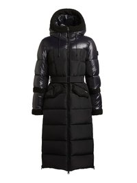 Fekete, hosszú steppelt kabát fényes felülettel, műszőrme béléssel ellátott kapucnival, derékban húzott, zipzáras, végig steppelt textúrával.