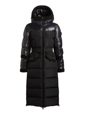 Czarny długi płaszcz puchowy o błyszczącym wykończeniu, z kapturem wyściełanym sztucznym futrem, taliowaną talią, zamkiem błyskawicznym i pikowaną teksturą na całej powierzchni.