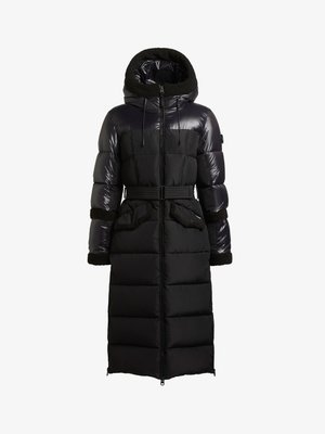 Czarny długi płaszcz puchowy o błyszczącym wykończeniu, z kapturem wyściełanym sztucznym futrem, taliowaną talią, zamkiem błyskawicznym i pikowaną teksturą na całej powierzchni.