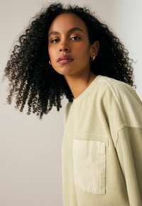 Next UTILITY POCKET FRONT PANELLED CREW NECK  - Sweater - green sage