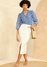 Love & Roses RUFFLE V NECK 3/4 SLEEVE - REGULAR FIT - Košilová halenka  - chambray blue broderie