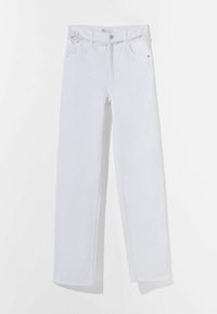 Jeans de mezclilla blanca con un corte relajado. Cuenta con una cintura desflecada, diseño clásico de cinco bolsillos y detalles de costura sutiles.