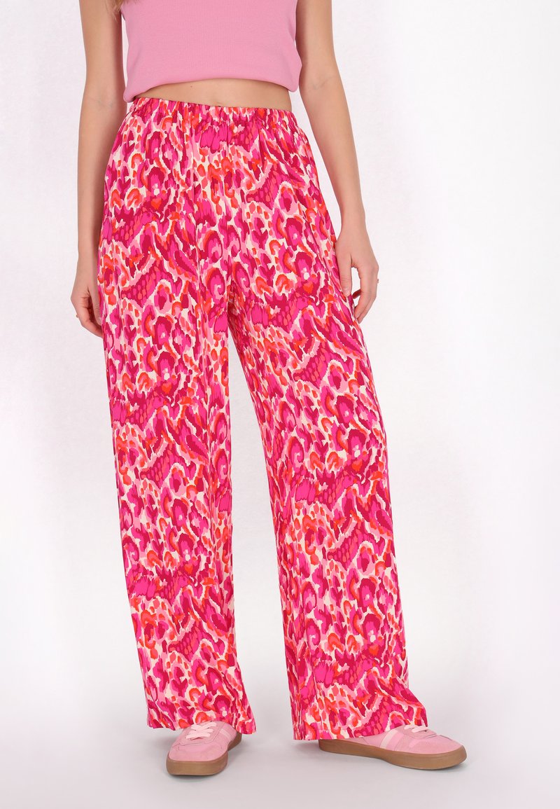 Brede, geprinte pantalons met een levendig roze en oranje abstract patroon, elastische tailleband en lichtgewicht stof.