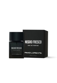 Czarna szklana butelka na perfumy o kwadratowym kształcie, z białym napisem "NEGRO FRESCO" i "PAKO LORENTE". W zestawie z czarnym kartonowym pudełkiem.