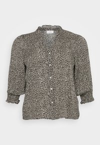 Blouse à imprimé léopard en marron et crème, en tissu léger, avec un devant à boutons, des manches courtes bouffantes avec des poignets froncés, et un détail de col.