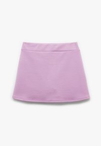 Falda de línea A en color lila, simple, con una cinturilla ancha, fabricada en tejido suave y sin patrones ni adornos visibles.