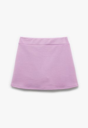 Lila-värinen, yksinkertainen A-linjainen hame, jossa on leveä vyötärö, sileä kangas ja ilman näkyviä kuvioita tai koristeluja.