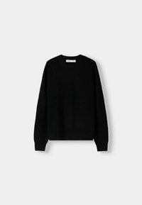 Pull noir en tricot avec manches longues, encolure et poignets côtelés, présentant une surface texturée et un ourlet ajusté.