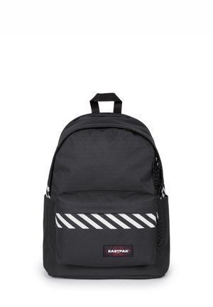 Sac à dos Eastpak noir avec poche avant zippée, bandes diagonales blanches, poches latérales et poignée de transport supérieure sur fond blanc.