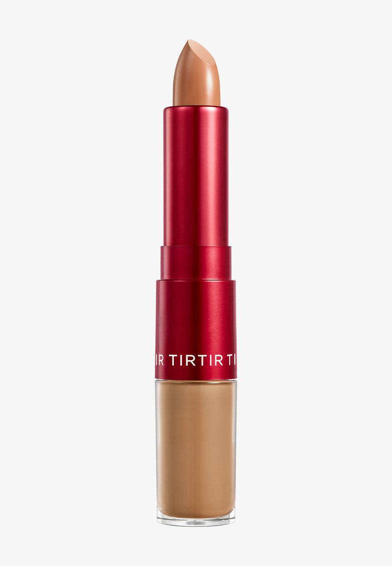 Lipstick i en rød metallisk tube med en spids spids. Bunden er klar og viser en cremet, nude nuance. Glat tekstur og slankt design.