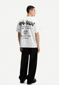 Bershka - SHORT SLEEVE - Print T-shirt - white Thumbnail Image 1
