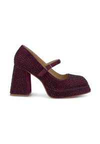 Fuchsia platform Mary Jane schoen met een chunky hak, versierd met zwarte gestifte embellissements en een bijpassende enkelband. Gladde textuur.