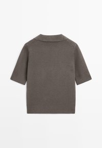 Maglione grigio a maniche corte in maglia con colletto piegato, mostrato disteso su uno sfondo bianco, con la parte posteriore visibile.