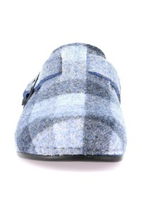 Pantofole in feltro a scacchi blu e grigio con una fettuccia nera, punta arrotondata, superficie testurizzata e suola piatta nera.