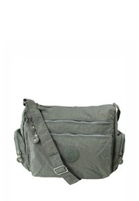 Graue Canvas-Schultertasche mit einem vorderen Logo-Patch, zwei Reißverschlusstaschen außen, Seitentaschen und einem verstellbaren Schultergurt.