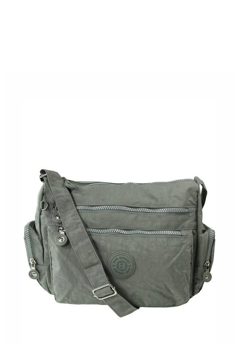 Graue Canvas-Schultertasche mit einem vorderen Logo-Patch, zwei Reißverschlusstaschen außen, Seitentaschen und einem verstellbaren Schultergurt.