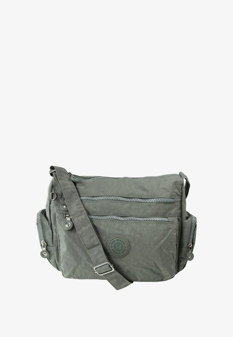 Graue Canvas-Schultertasche mit einem vorderen Logo-Patch, zwei Reißverschlusstaschen außen, Seitentaschen und einem verstellbaren Schultergurt.