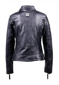 Černá kožená bunda s přiléhavým střihem, obsahující logo na zádech, zipové manžety a mírně texturovaný povrch.