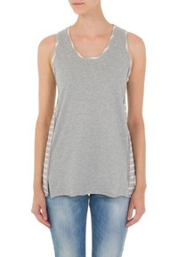 Grå linne med rundad halsringning, med randiga sidopaneler och en något längre bakre nederkant. Tillverkat av lätt och mjukt tyg.