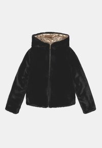 Sort faux fur-jakke med hætte, der har en guld quiltet foring og en frontlynlås. Blød tekstur, afslappet pasform og lange ærmer.