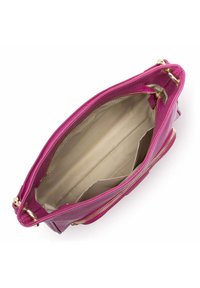 Fuchsia leren tas met een gestructureerde afwerking, interieur van beige stof, met een ritssluiting en meerdere interne vakken.