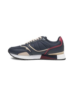 Basket de sport basse bleu foncé avec des accents beige et rouge, semelle blanche et lacets beige, vue de profil sur fond blanc.