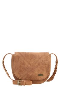 Torebka crossbody z jasnobrązowego zamszu, ozdobiona wytłaczanymi geometrycznymi wzorami, plecionym paskiem oraz metalowym logo. Zapięcie na klapkę i regulowany klamrowy pasek.