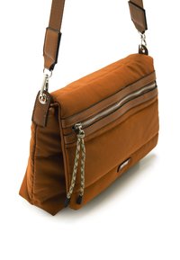 Borsa a tracolla marrone imbottita con chiusura a zip, accenti marroni a contrasto e un tirante intrecciato. Presenta una base piatta per stabilità.