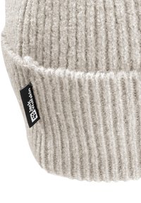 Berretto di maglia grigio chiaro con righe verticali e risvolto; presenta un'etichetta nera con logo bianco sul lato. Tessuto morbido.