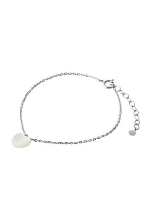 Srebrna bransoletka z łańcuszkiem, ozdobiona białym serduszkiem i regulowanym zapięciem na białym tle.