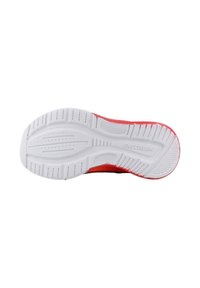 Zapatilla roja con una parte superior texturizada y transpirable. La suela de goma blanca tiene ranuras para tracción y amortiguación. La marca es visible en la suela.