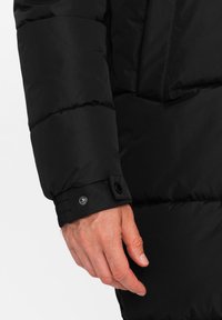 Sort pufferjakkeærme med en glat overflade, elastisk manchette og trykknapdetalje, der viser isolering og vejrmodstand.